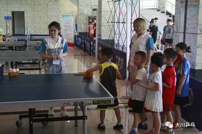少年感受国球文化 乒乓文化巡展走进传统校赛事